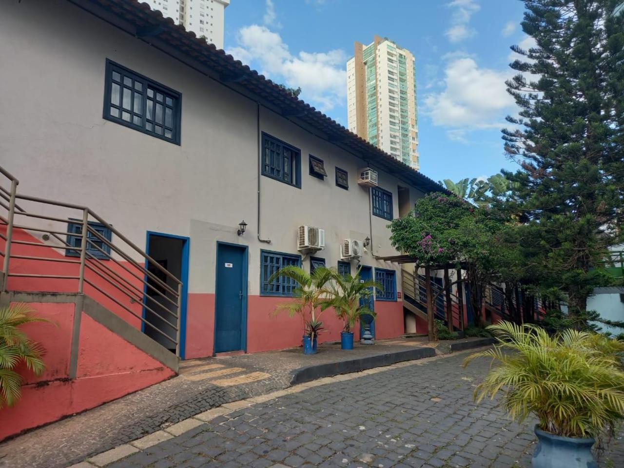 Cr Hotel Bueno - Antigo Hotel Serras De Goyaz ゴイアニア エクステリア 写真 The school's main building