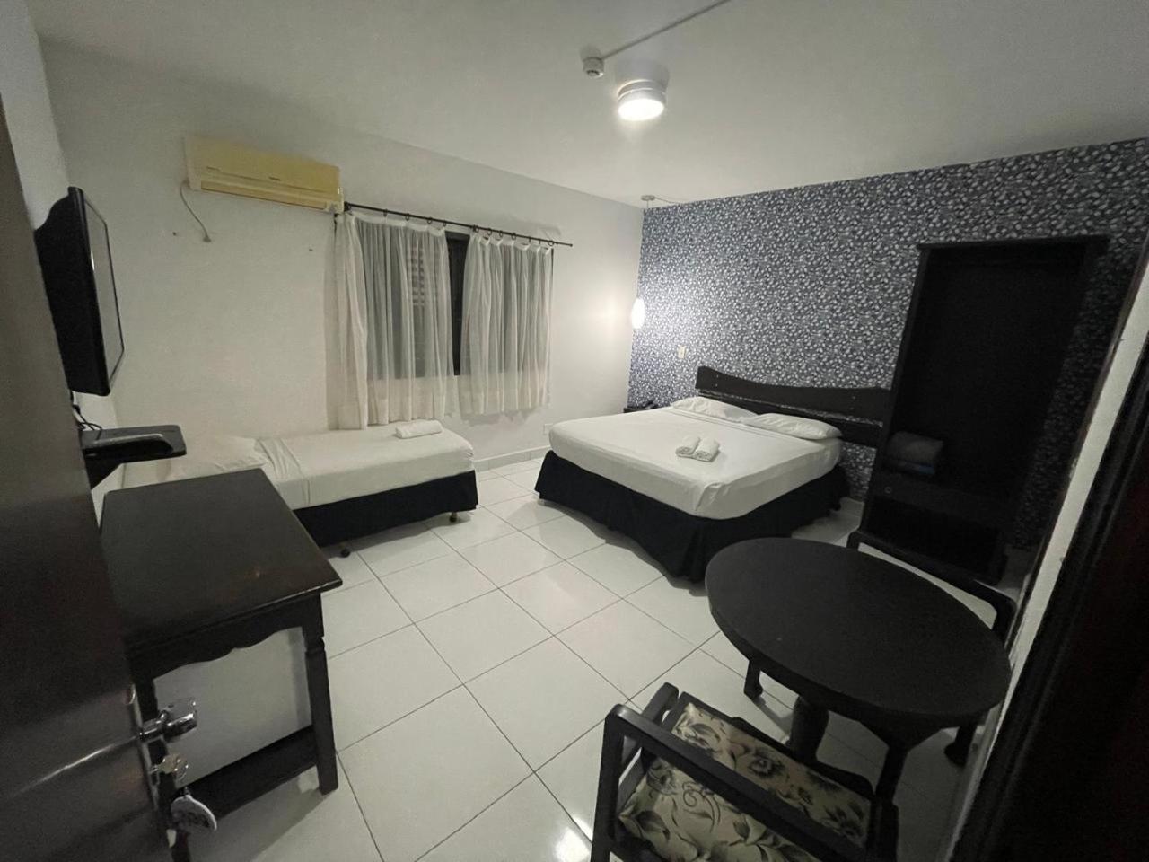 Cr Hotel Bueno - Antigo Hotel Serras De Goyaz ゴイアニア エクステリア 写真 A room at the hotel